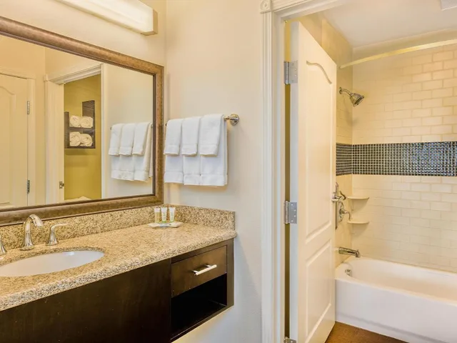جناح بسرير كينج وسريرين كوين بغرفتي نوم، Staybridge Suites Bismarck 7/8