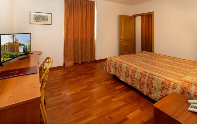غرفة رباعية بسرير مزدوج وسريرين منفصلين، Hotel Tivoli 5/8