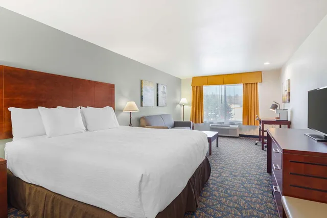 غرفة بسرير كينج مع أريكة، Best Western Plus Villa Del Lago Inn 1/3