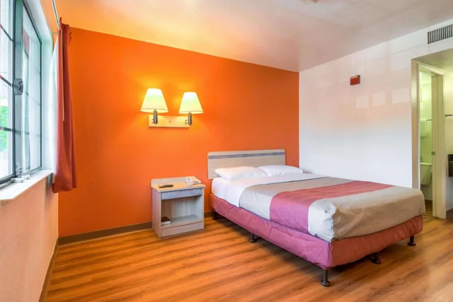 غرفة بسرير كوين، Motel6 Pomona, CA - Los Angeles 5/10
