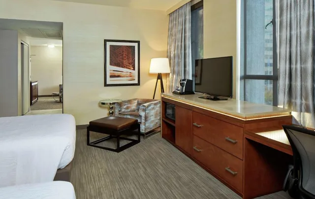 جناح بسريرين كوين بغرفة نوم واحدة مع أريكة، Hilton Garden Inn Phoenix Downtown 3/4