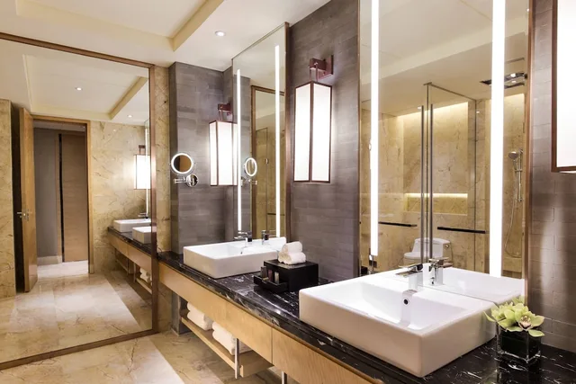 غرفة بانورامية بسرير كينج بإطلالة على البحر، Haikou Marriott Hotel 2/2