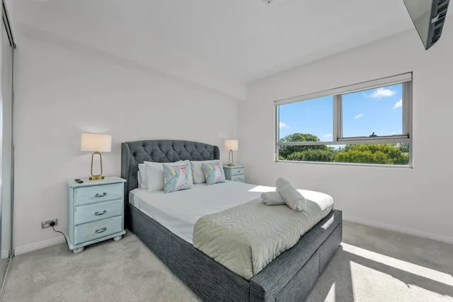 غرفة بسرير كوين بغرفة نوم واحدة بإطلالة جزئية على البحر، Proximity Waterfront Apartments 1/2