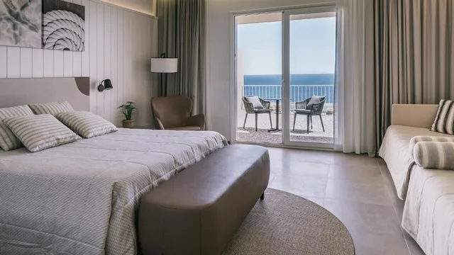 جناح جونيور بسرير كينج بإطلالة على البحر، Mangia's Torre del Barone Resort & Spa 2/2