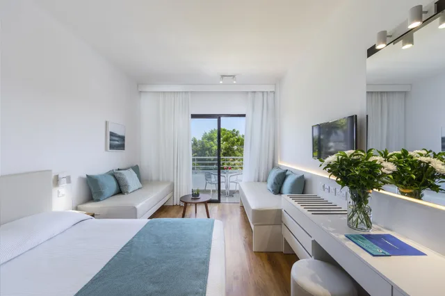 غرفة بسريرين منفصلين مع أريكة، Louis Phaethon Beach 7/10