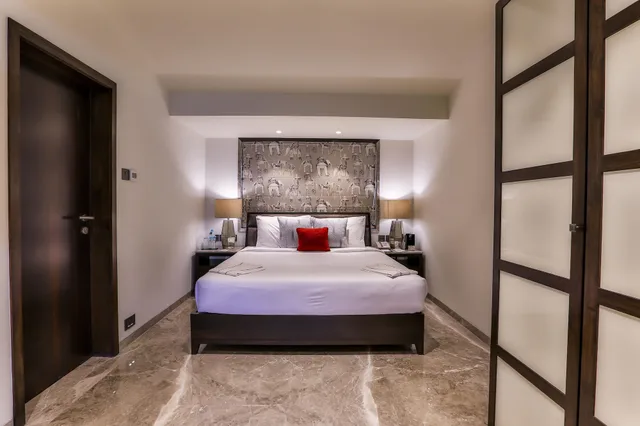 Luxury, Suite, King Bed, Beach Side, Ocean View، Sun N Sand 1/8