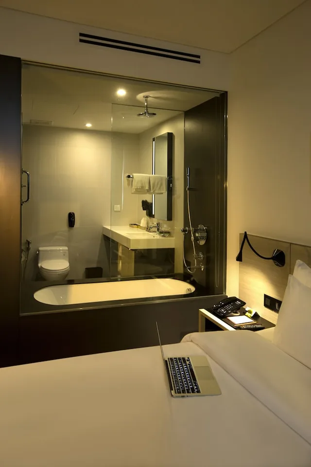 Premier, Queen Bed, City View, Liberty Central Saigon Citypoint 3/4