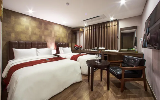 غرفة ديلوكس بسريرين منفصلين وسرير مزدوج وسرير فردي، Harmony Hotel 2/2