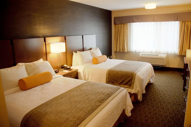 غرفة بسريرين كوين بشرفة، Best Western Plus Cotton Tree Inn 2/6