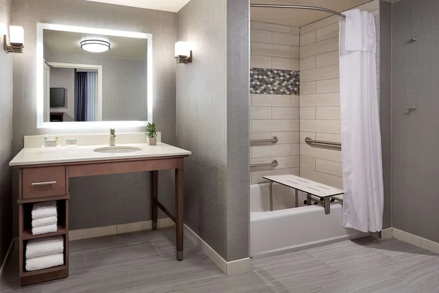 جناح استوديو بسرير كينج بحوض استحمام لذوي الإعاقة، Homewood Suites by Hilton Los Angeles Redondo Beach 9/10
