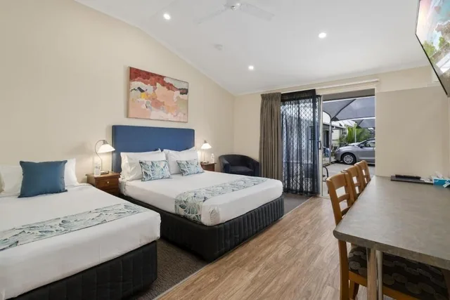 غرفة سوبيريور ثلاثية بسرير كوين وسريرين منفصلين، Caboolture Central Motor Inn 1/5