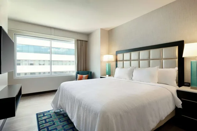 جناح بسرير كينج بغرفتين لذوي الإعاقة، Embassy Suites by Hilton San Antonio Landmark 1/3