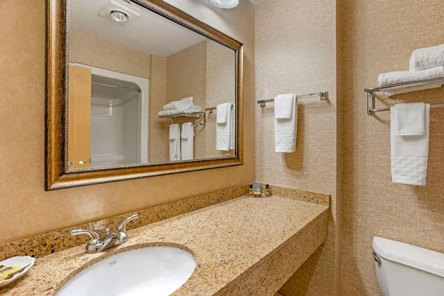 جناح بسريرين كوين مع أريكة، Best Western Plus Revere Inn & Suites 4/7