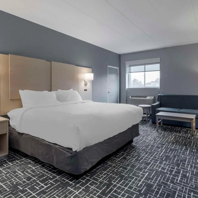 Deluxe, King Bed, No Elevator, Sofa، Comfort Inn Hyannis - Cape Cod 3/10