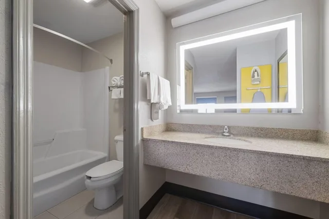 غرفة بسريرين مزدوجين، Days Inn by Wyndham Alma 8/10