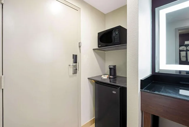 غرفة بسرير كينج، La Quinta Inn & Suites by Wyndham New Cumberland-Harrisburg 6/8