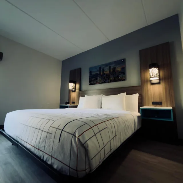 غرفة بسرير كينج بحوض استحمام لذوي الإعاقة، La Quinta Inn & Suites by Wyndham Atlanta Roswell 3/9