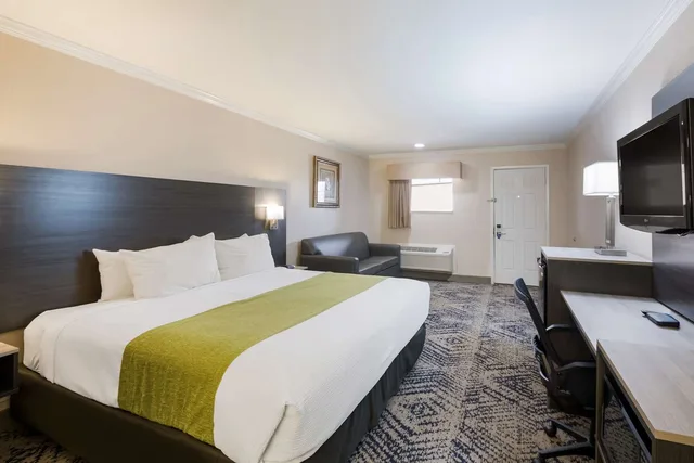غرفة بسرير كينج مع أريكة، SureStay Hotel by Best Western Rockdale 1/4