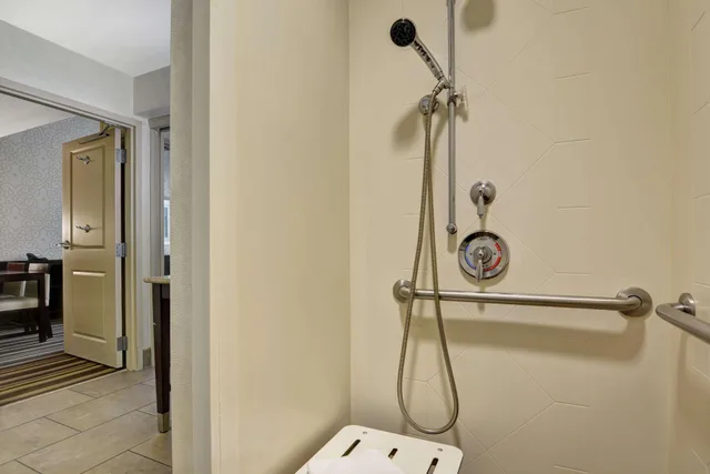 جناح بسرير كينج بغرفة نوم واحدة لذوي الإعاقة، Embassy Suites By Hilton Savannah Airport 2/2