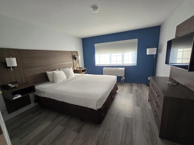 Suite, King Bed, Quality Inn & Suites Tulare CA 7/10