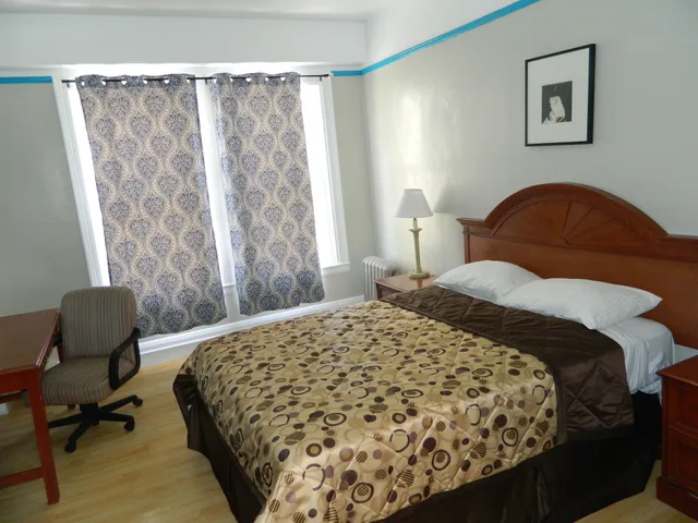 غرفة قياسية بسرير كوين بحمام خاص، Admiral Hotel 1/10