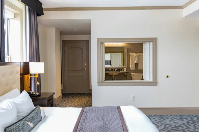 Room, Hotel Blackhawk Autograph Collection 1/3