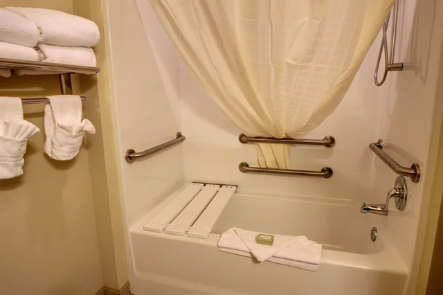 غرفة بسرير كينج لذوي الإعاقة، Cobblestone Hotel And Suites Broken Bow 2/3