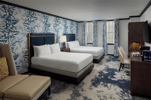 غرفة بسرير كوين لذوي الإعاقة، The William Fell Baltimore, Tapestry Collection by Hilton 1/3