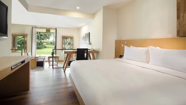 Suite, King Bed, Garden View, Sofa, HOLIDAY INN RESORT BARUNA BALI 1/10