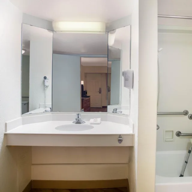 غرفة بسرير كينج بحوض استحمام لذوي الإعاقة، La Quinta Inn by Wyndham Austin Oltorf 6/6