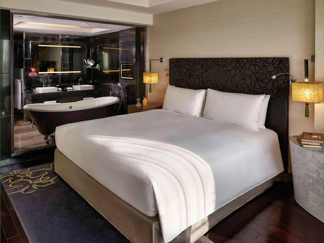 جناح بريستيج بسرير كينج بمنطقة جلوس، Sofitel Saigon Plaza Hotel 1/2