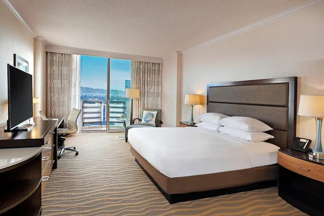 غرفة بسرير كينج في طابق مرتفع، Doubletree By Hilton Hotel San Diego - Mission Valley 1/5