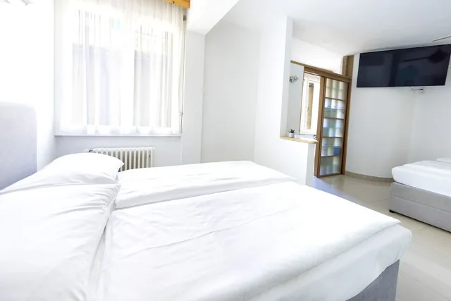 غرفة كومفورت رباعية بسرير مزدوج وسريرين منفصلين، Hotel San Carlo 3/10