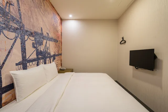 Standard, Double Bed, No Window، Skyone Hotel 1/5