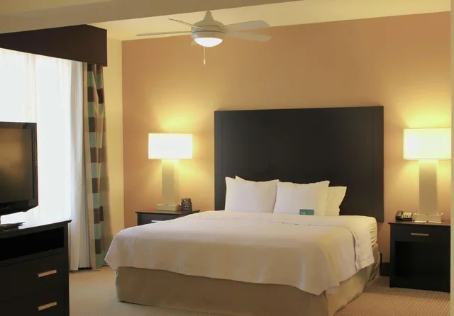 استوديو بسرير كينج مع أريكة لذوي الإعاقة، Homewood Suites Victoria 1/2