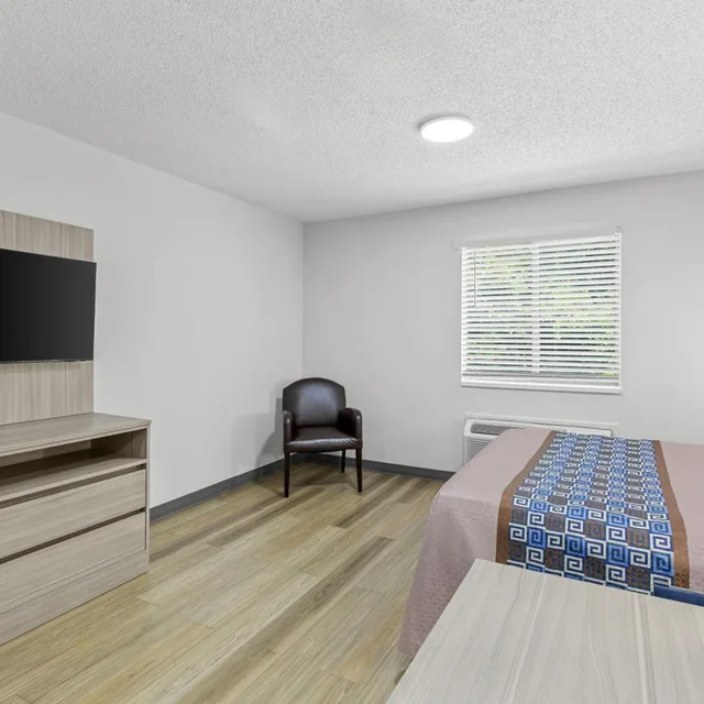 Efficiency, Queen Bed, Suburban Studios Copley Akron West 3/3