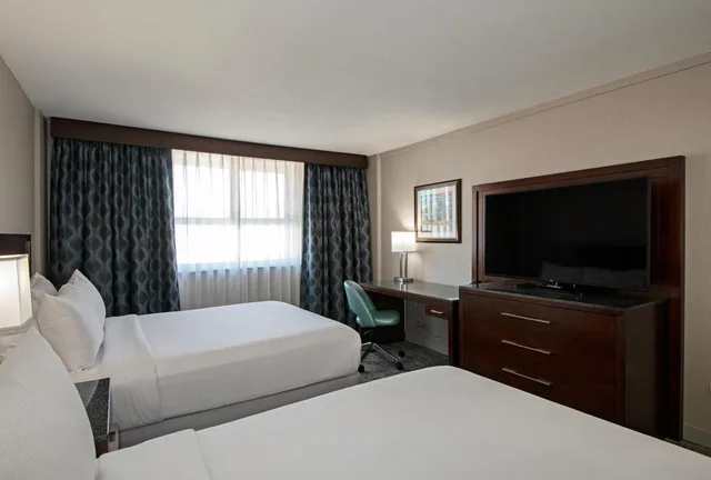 غرفة بسرير كينج وسريرين كوين، Doubletree By Hilton Kamloops 5/10