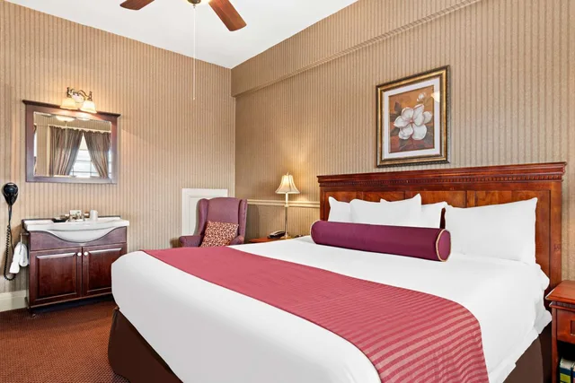 جناح بسرير كينج مع أريكة، Genetti Hotel SureStay Collection By Best Western 1/8