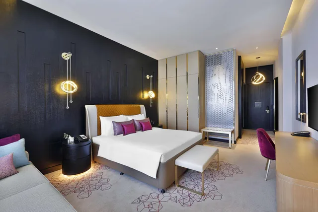 غرفة بسرير كينج، Alrayyan Hotel Doha Curio Collection By Hilton 1/2