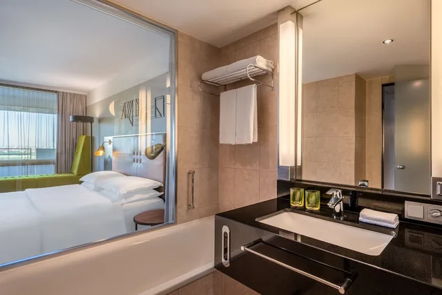 غرفة بريميوم بسرير كوين بشرفة، Four Points by Sheraton Munich Arabellapark 5/8