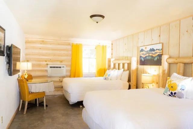 room, 2 queen beds, Bonners Ferry Log Inn 1/2