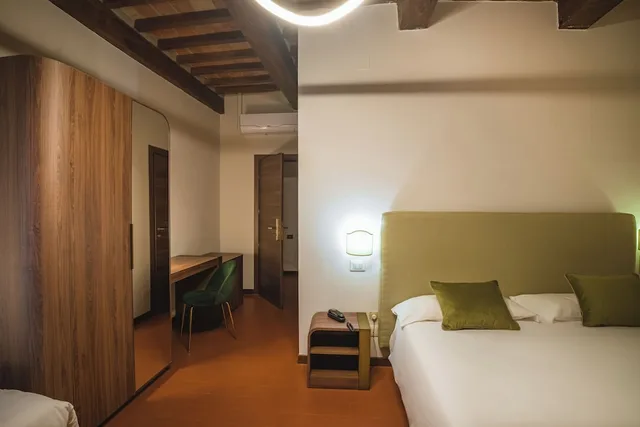 غرفة ثلاثية بسرير مزدوج مع أريكة، Hotel Villa Montegranelli 1/10