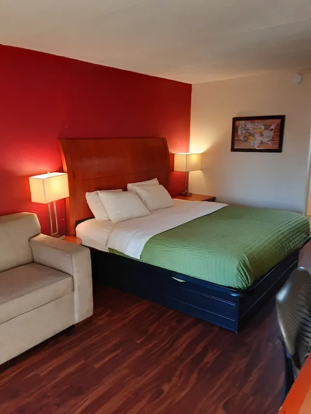 جناح بسرير كينج مع أريكة، Econo Lodge Inn & Suites Griffin North 1/6