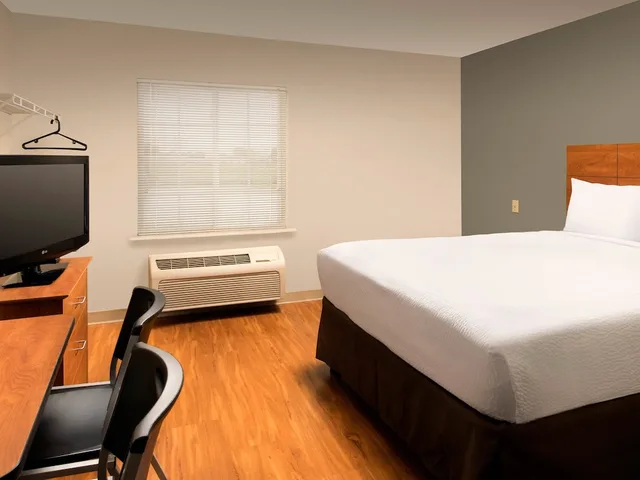 غرفة قياسية بسرير كوين، WoodSpring Suites Council Bluffs 4/7