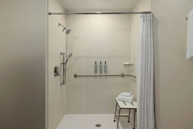 غرفة بسرير كينج، Courtyard by Marriott Richmond Chester 10/10