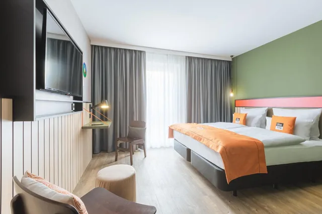 غرفة قياسية بسرير كينج وسرير كوين لذوي الإعاقة، Holiday Inn - the niu, Amity Potsdam by IHG 3/7