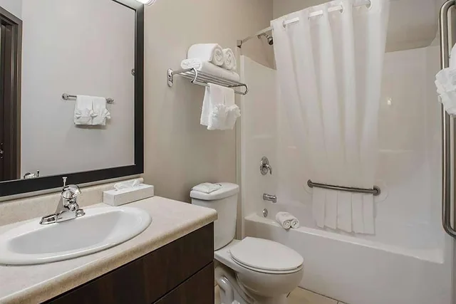 غرفة بسرير كوين يُسمح فيها بالحيوانات الأليفة، Travelodge Suites by Wyndham Estevan 5/8