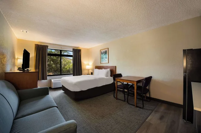 Suite, Queen Bed, Sofa, Suburban Studios Canon City, CO 4/6