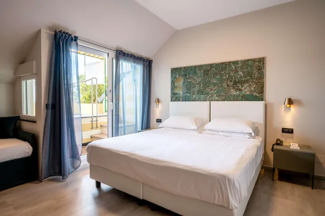 غرفة بسرير مزدوج بإطلالة على البحر بشرفة، Best Western Regina Elena 4/10