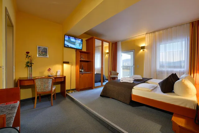 غرفة بسرير مزدوج بإطلالة على النهر بشرفة، Rheinhotel Vier Jahreszeiten 4/6